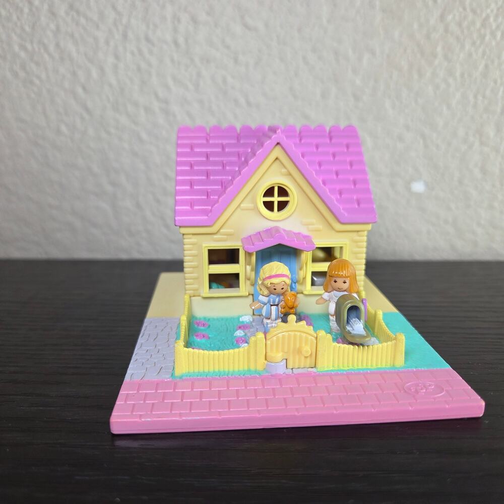 Vintage 1993 Polly Pocket Bluebird Cozy Cottage Complete with 2 Figures